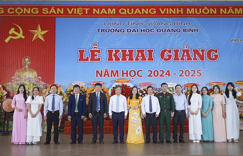 Đại biểu chụp ảnh lưu niệm với cán bộ, giáo viên, sinh viên Trường ĐHQB